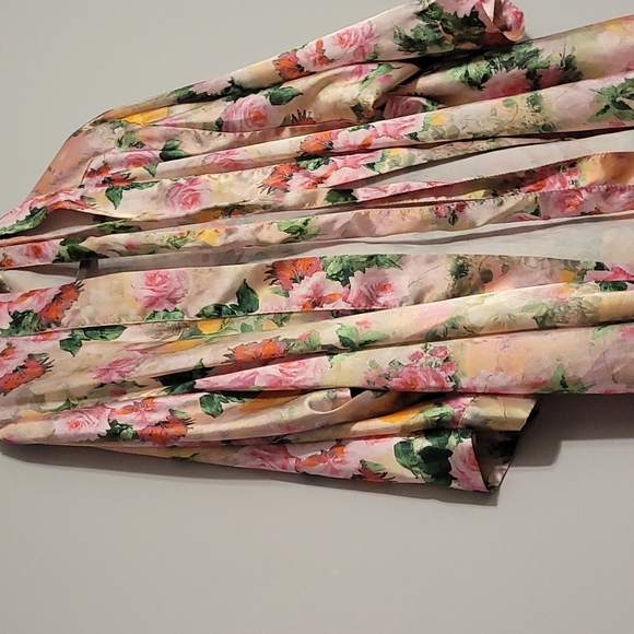 Bride Floral Robe - Picture 5 of 9